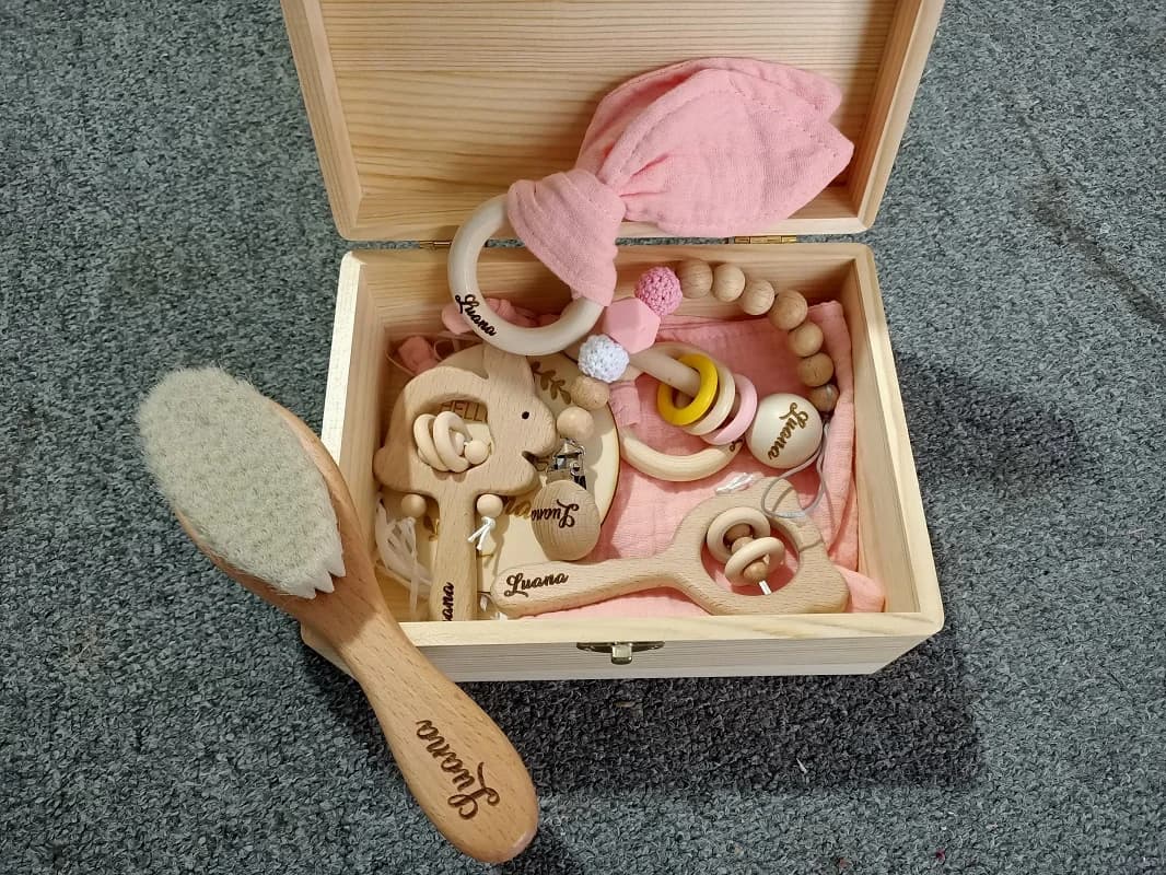 Confezione regalo personalizzata per bambini, regalo per neonato con sonaglio in legno, scatola per ricordi in legno personalizzata, regalo per la dentizione del bambino Ciuccio regalo per la nuova mamma