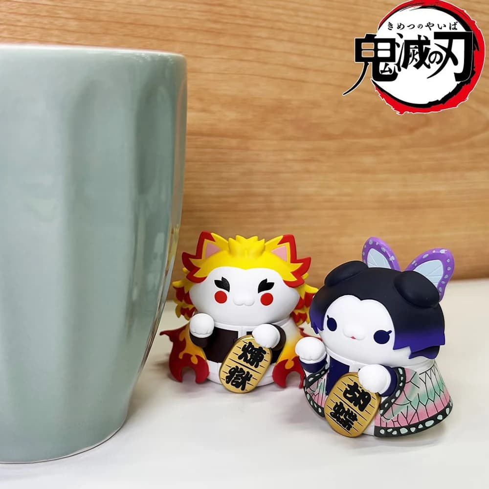 Demon Slayer Anime Blind Box Serie Fortune Cat Statuetta Carina in PVC Ornamento da Scrivania Giocattolo da Collezione