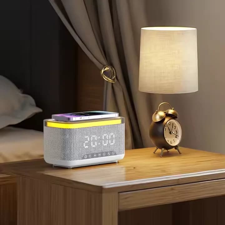 Lampada d'atmosfera a LED di vendita calda popolare per altoparlante Bluetooth Luce notturna Caricatore wireless Sveglia-Ricarica rapida Uscita 7W/10W