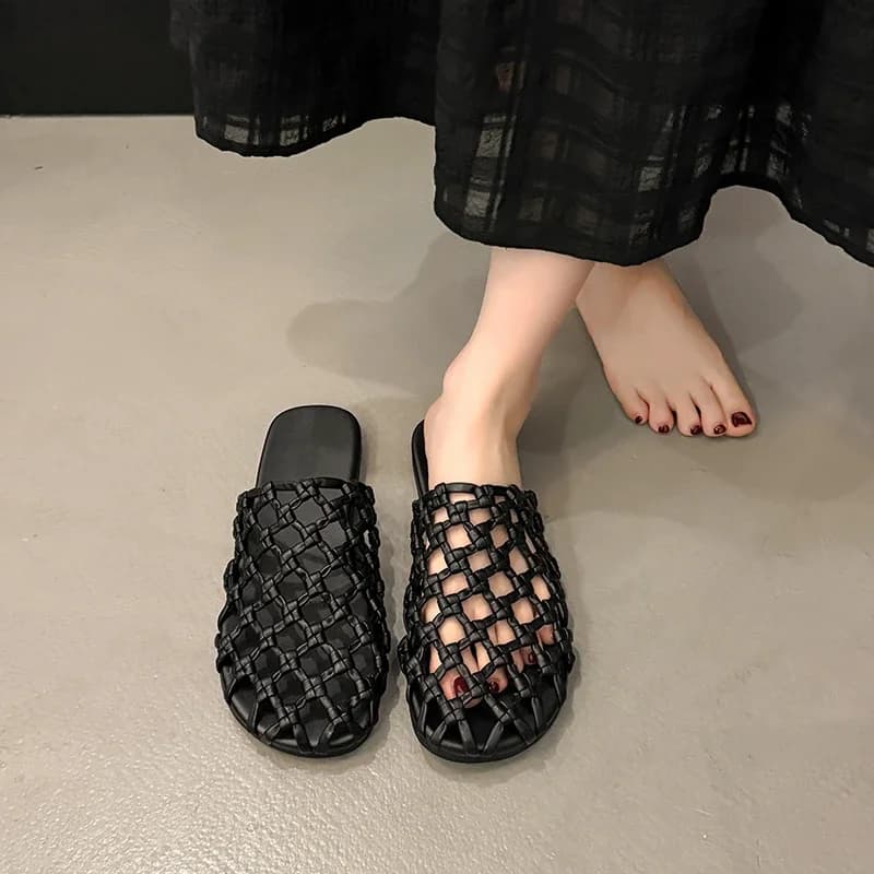 Scarpe da donna da spiaggia di lusso di marca 2025 Sandali traspiranti in mesh da donna nuove Scarpe con foro per rete da pesca con fondo piatto morbido alla moda
