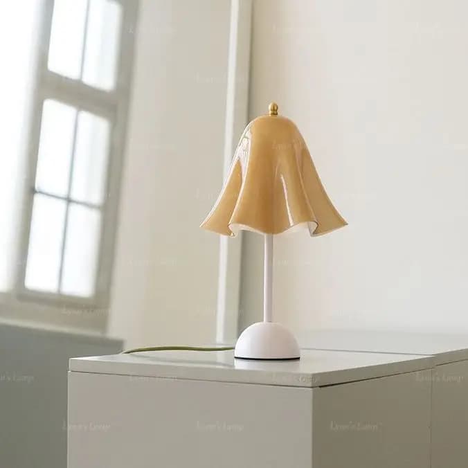 Lampada da scrivania in stile crema moderna semplice e carina lampada da comodino per la casa sensazione atmosferica lampada decorativa antica