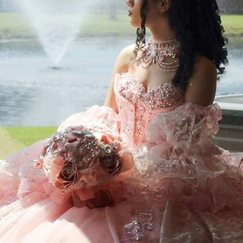 Abito Quinceanera blu lucido Glitter Fiore di cristallo Decal Stratificazione di pizzo Coda lunga Fiocco Abiti da 15 Quinceanera Personalizza