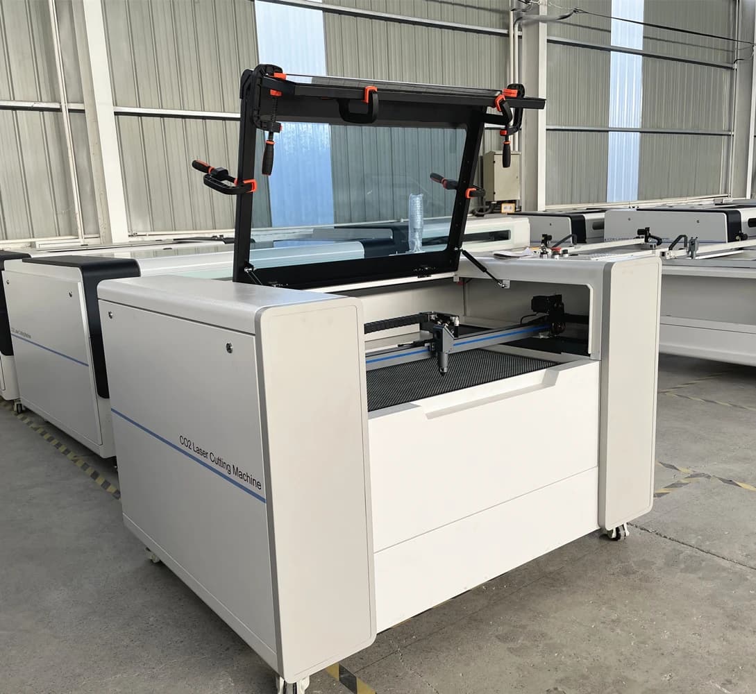 Incisore laser CO2 CNC 100W 150W 220W Macchina da taglio per tessuto Pelle Gomma Legno - Modelli 6090 1390 1610 1325 in vendita