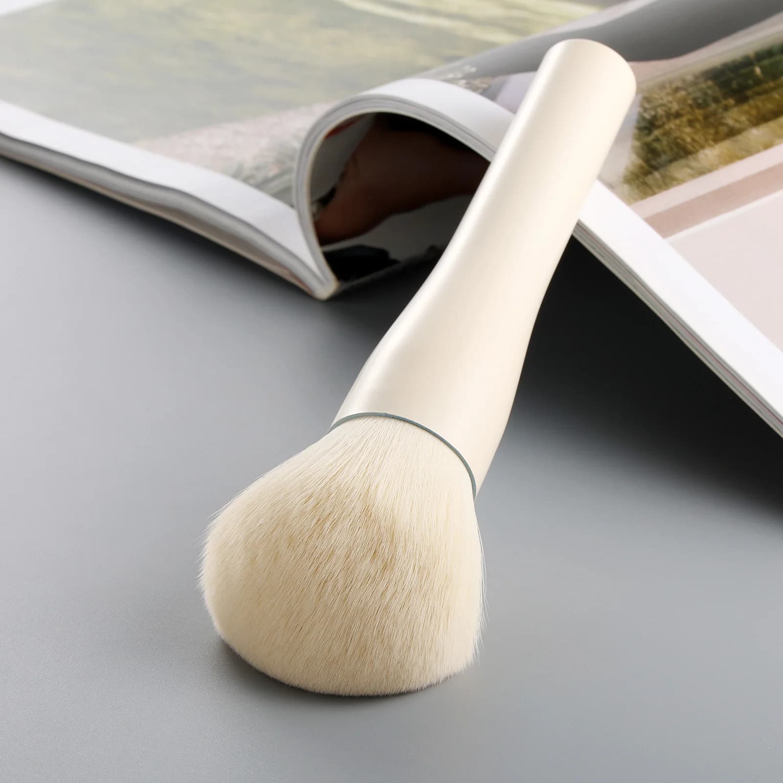 Pennello per Trucco Multiuso Grande - Strumento Cosmetico per Cipria in Polvere, Blush, Polvere per Unghie - Applicazione per Viso e Nail Art