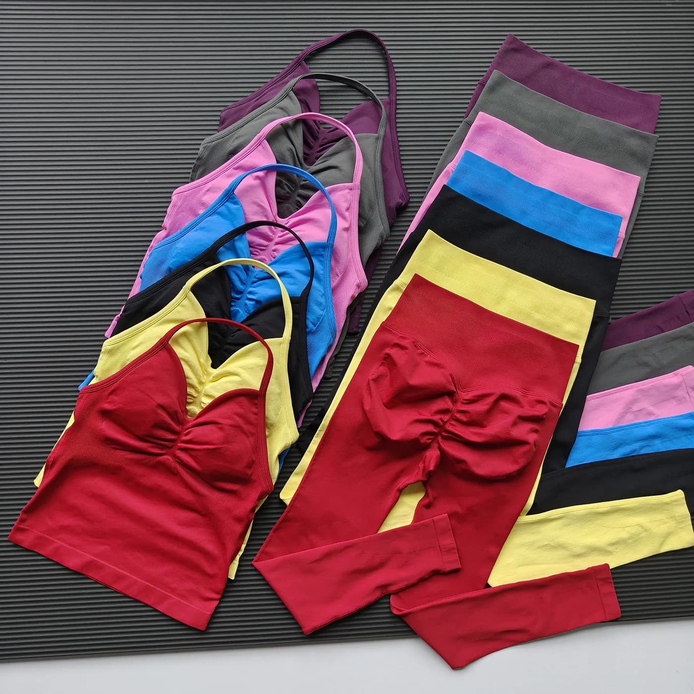 Completo Yoga da Donna 2 Pezzi: Leggings a Vita Alta e Top Sportivo Senza Schienale con Dettaglio Arricciato - Set Fitness per Palestra e Pilates