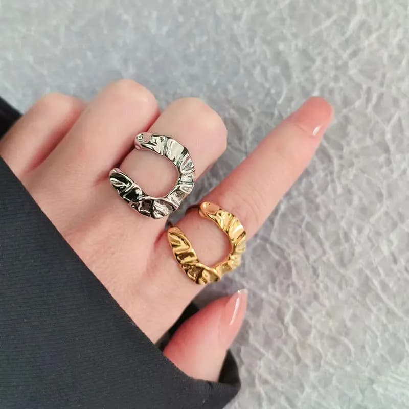 QMCOCO semplice hipster con anello a chiglia per ragazza con design di nicchia di lusso leggero e alla moda hip hop con volant a forma di U