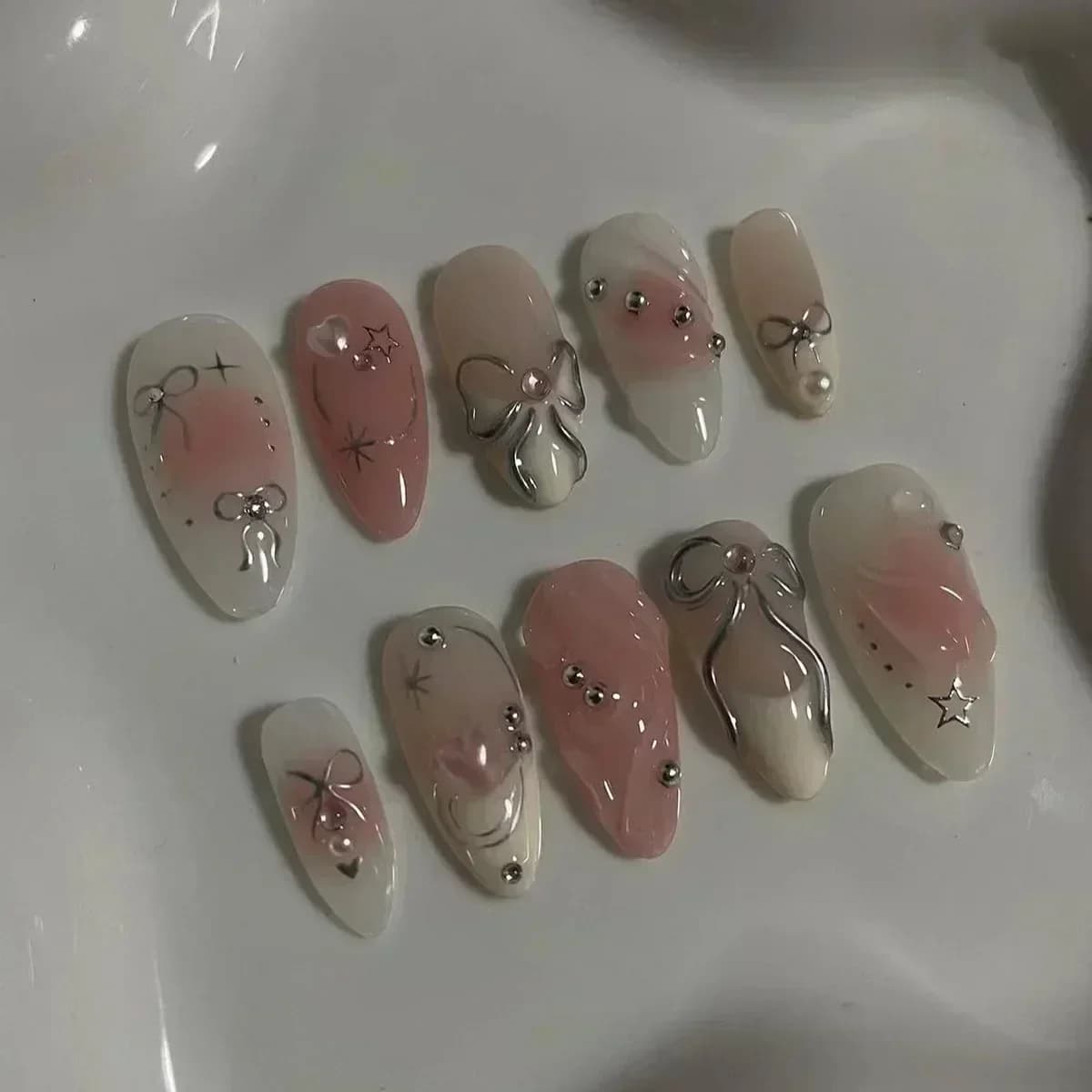 24 Pezzi Unghie Finte Bianche a Mandorla Stile Ballerina con Design Francese, Unghie Finte Indossabili Sfumate Semplici a Copertura Totale, Punte per Unghie Press-on per Nail Art