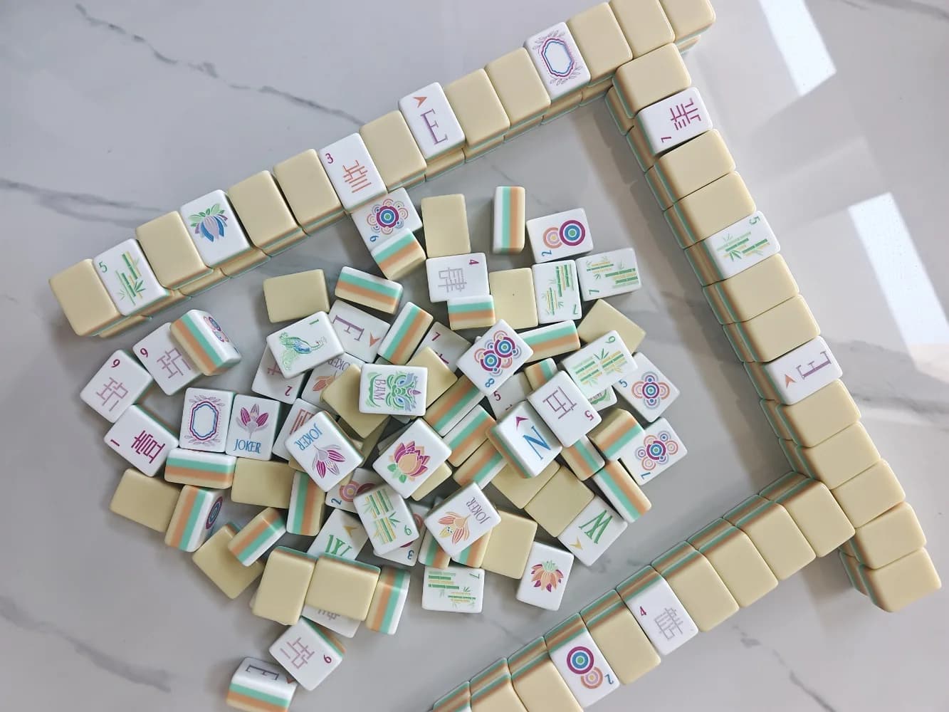 Set Mahjong Americano Personalizzato OMHJGO Giallo, 4 Strati in Acrilico, 160 Tessere Portatili, Regalo Sorpresa per Viaggi, Famiglia e Feste