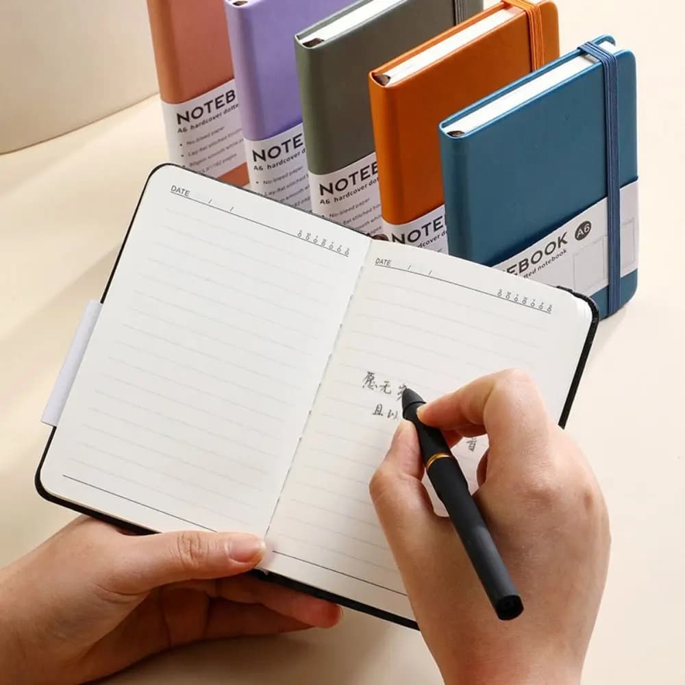Taccuino A6 con Cinturino, Mini Agenda, Organizer, Blocco Note, Diario, Planner, Blocco Tascabile, Quaderno per Appunti, Spesso e Resistente