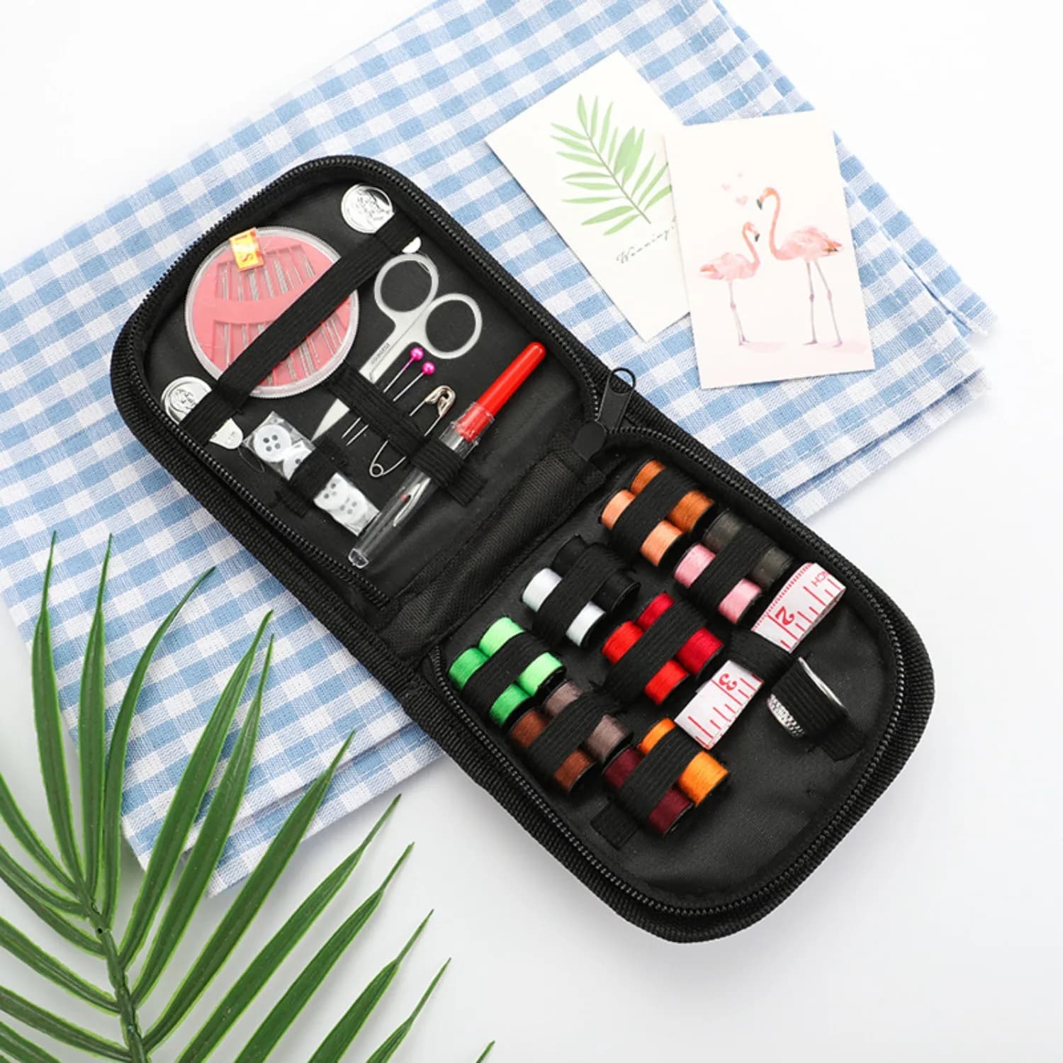 Kit da Cucito Portatile Essenziale per Casa e Viaggio, Forniture Complete con Ditali e Spille di Sicurezza per Riparazioni Fai-da-Te e Lavori Artigianali