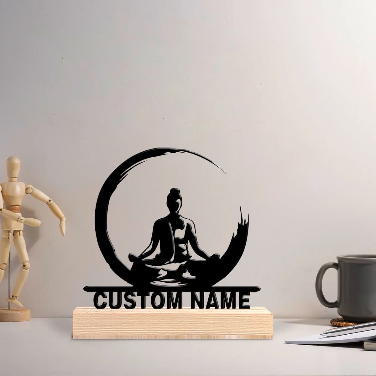 1 statuetta in metallo personalizzata per meditazione con base in legno, decorazione da tavolo, arte da scrivania dell'artista con supporto in legno, ideale