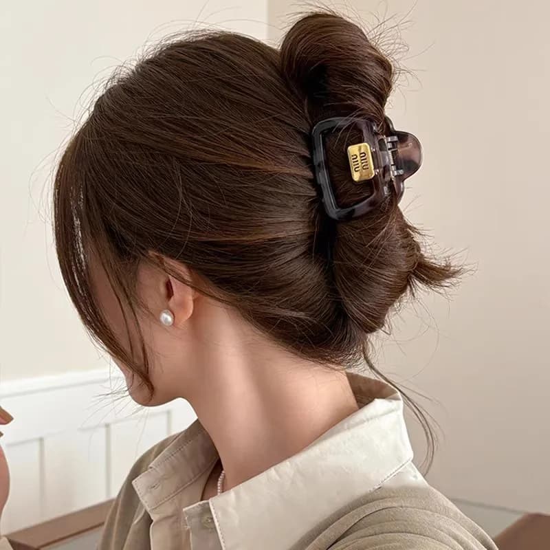 Fermaglio per capelli Piccolo fermaglio per capelli da donna di nuovo stile di fascia alta sul retro della testa Semplice fermaglio per capelli a forma di squalo semi legato