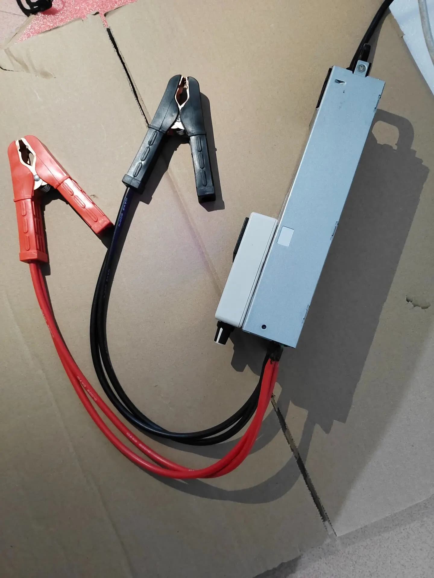 Alimentatore regolato per programmazione automobilistica da 12,6 V, 14,6 V 100 A, caricabatterie a 4 stringhe di fosfato di ferro, caricabatterie per camper