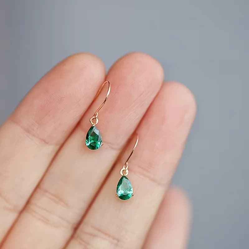 Un paio di orecchini a goccia con smeraldi: design chic di ispirazione francese, orecchini a lobo eleganti e dall'aria divina.