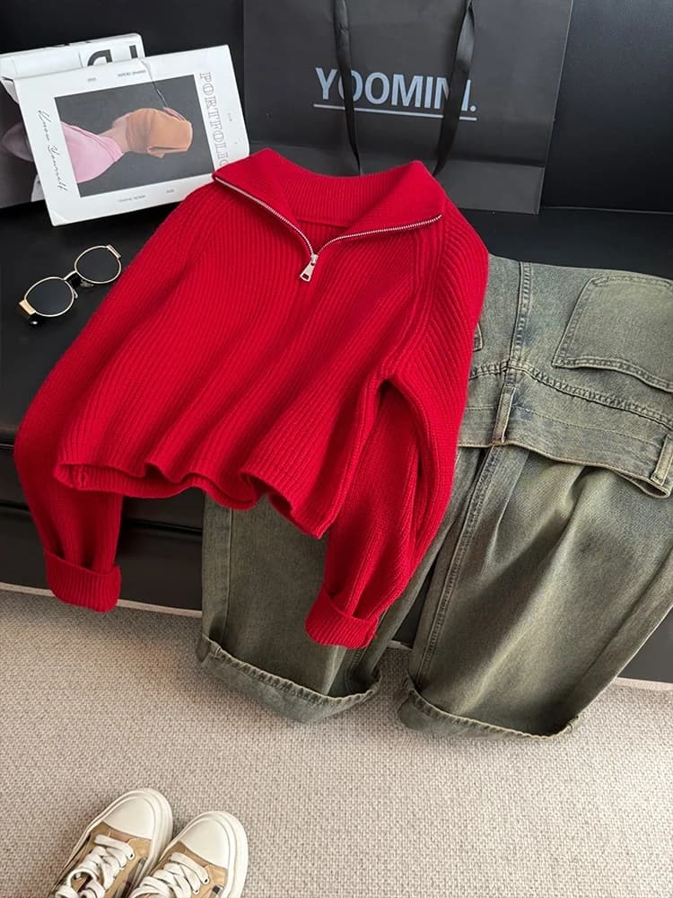 Maglione rosso lavorato a maglia e jeans a gamba larga, set due pezzi alla moda da donna per taglie piccole, outfit invernali, abbigliamento sportivo casual.