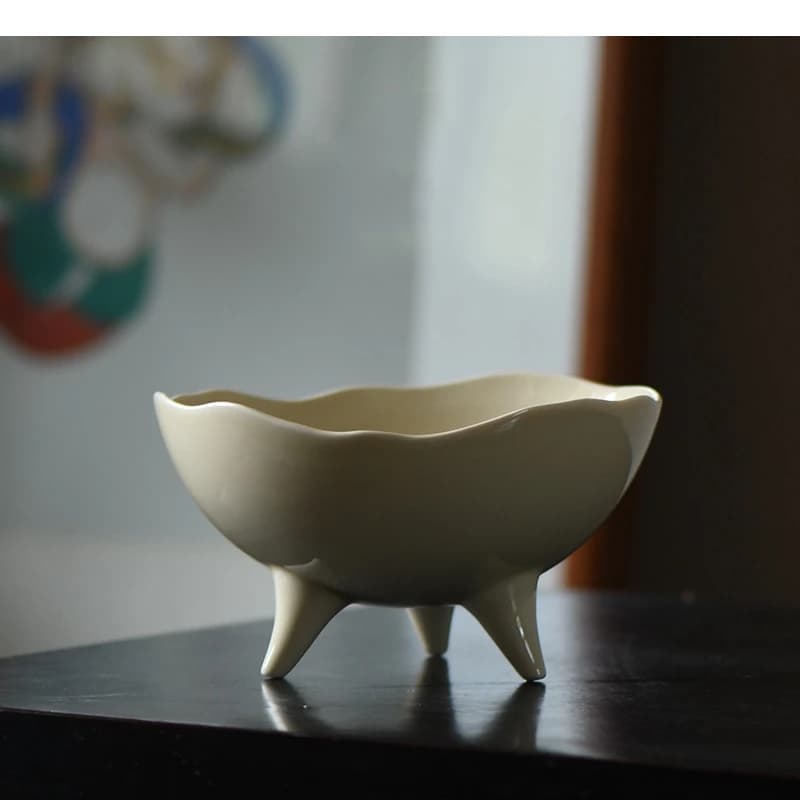 Piatto di frutta in ceramica Rinfrescante Vassoio essiccato per noci Home Contenitori per caramelle per snack e pasticceria a tre gambe