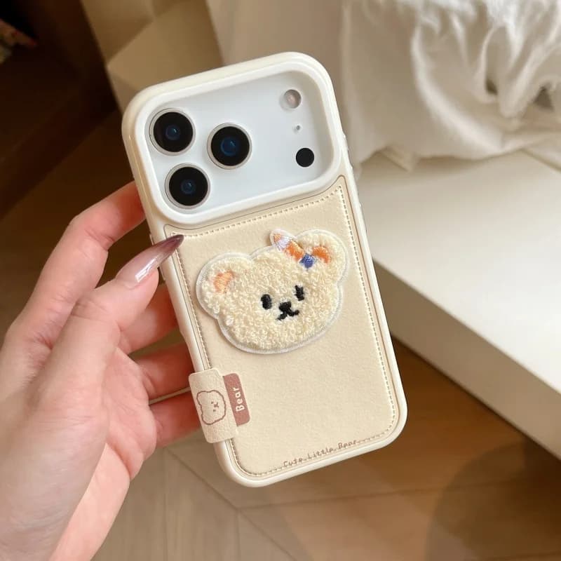 Custodia per Telefono con Etichetta Ricamata a Forma di Orso Cartoon Coreano per iPhone 13 14 15 16 17 Pro Max, Cover di Lusso in Pelle
