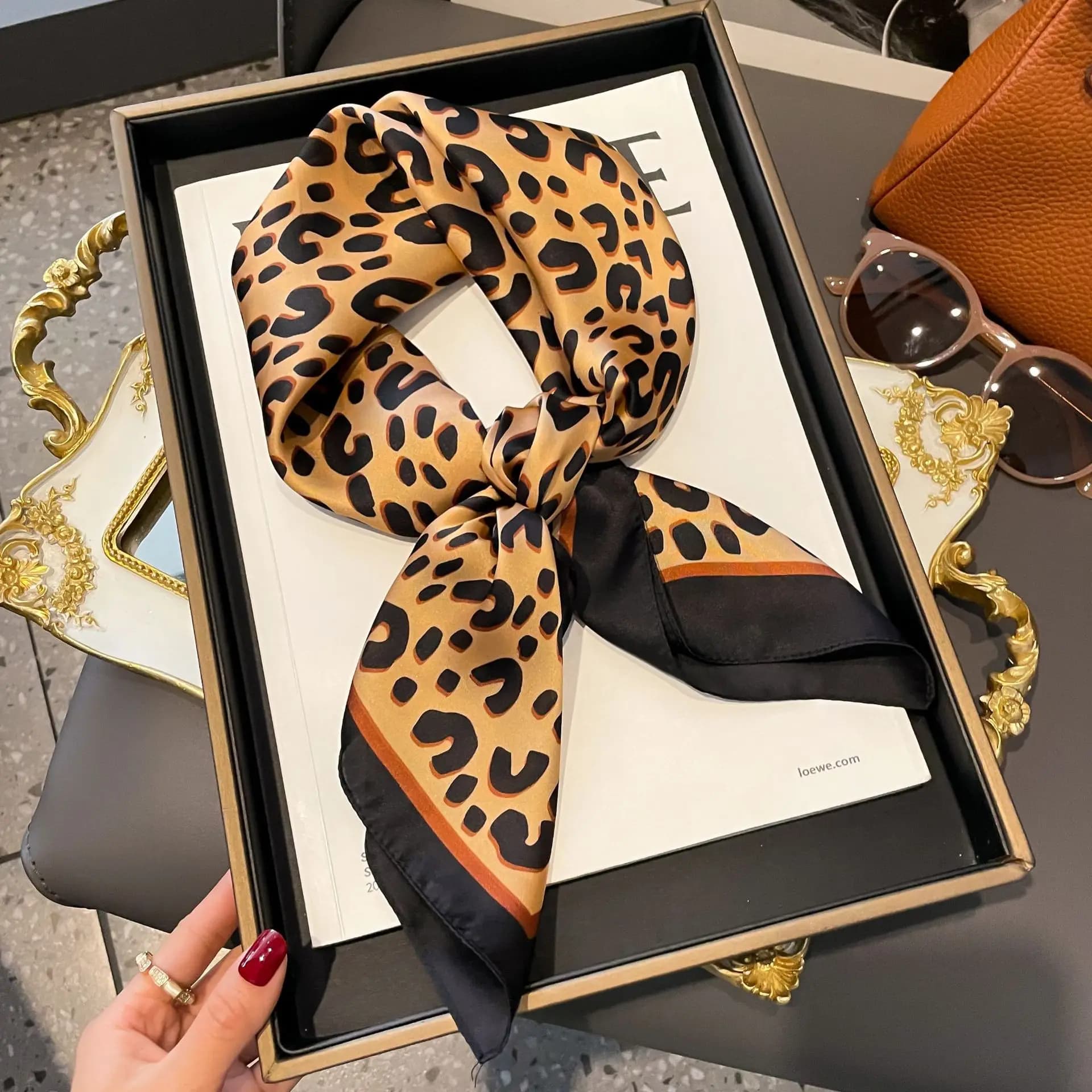 2024 Nuovo Scialle di Raso Design Leopardo Selvaggio Stampa di Seta Quadrato Sciarpe da Collo Delle Donne Wrap Fazzoletto da Spiaggia Fascia per Capelli bandana da donna