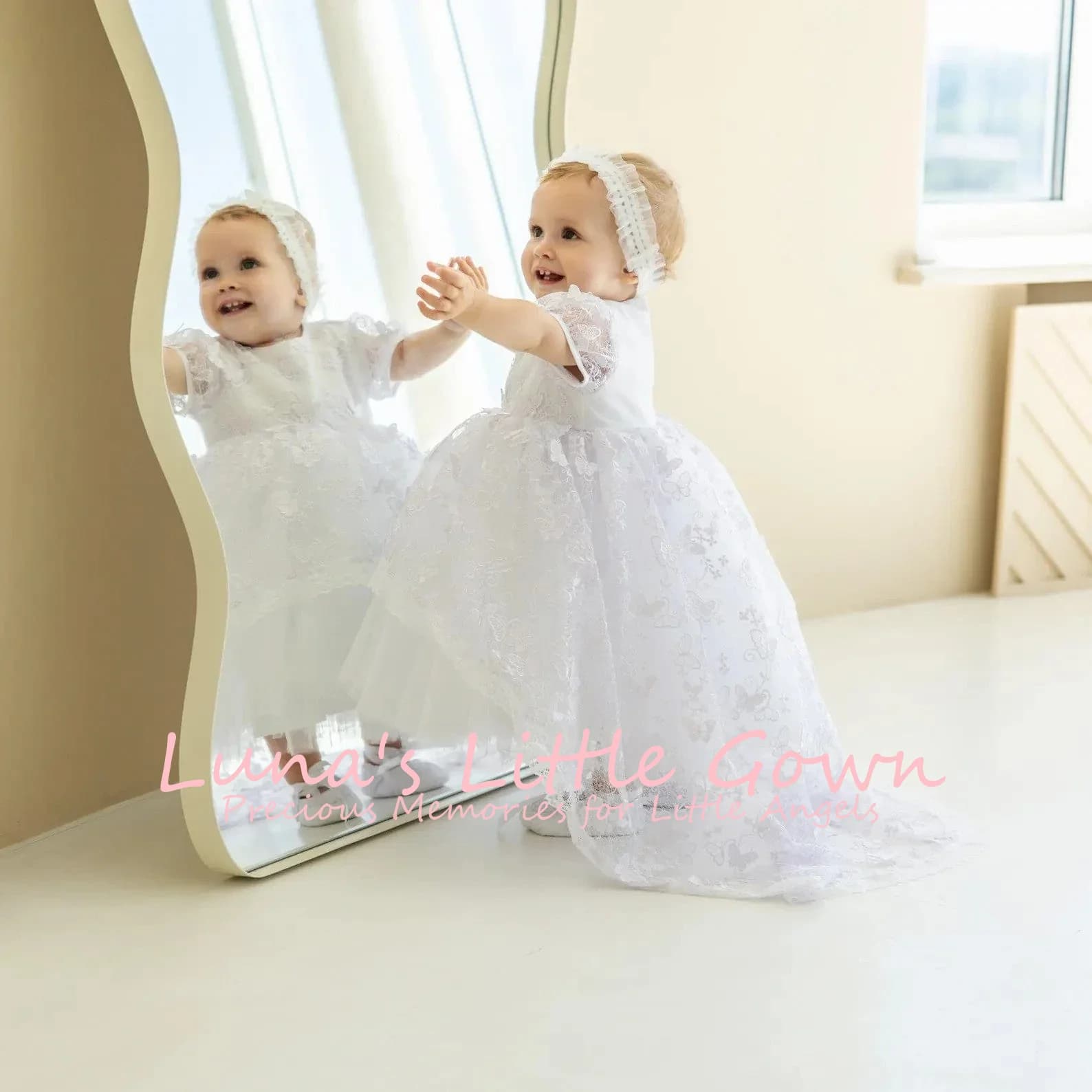 Abito da Battesimo Bianco in Pizzo a Maniche Corte con Strascico Asimmetrico e Fascia Coordinata, Vestito da Cerimonia per Bambina Personalizzabile