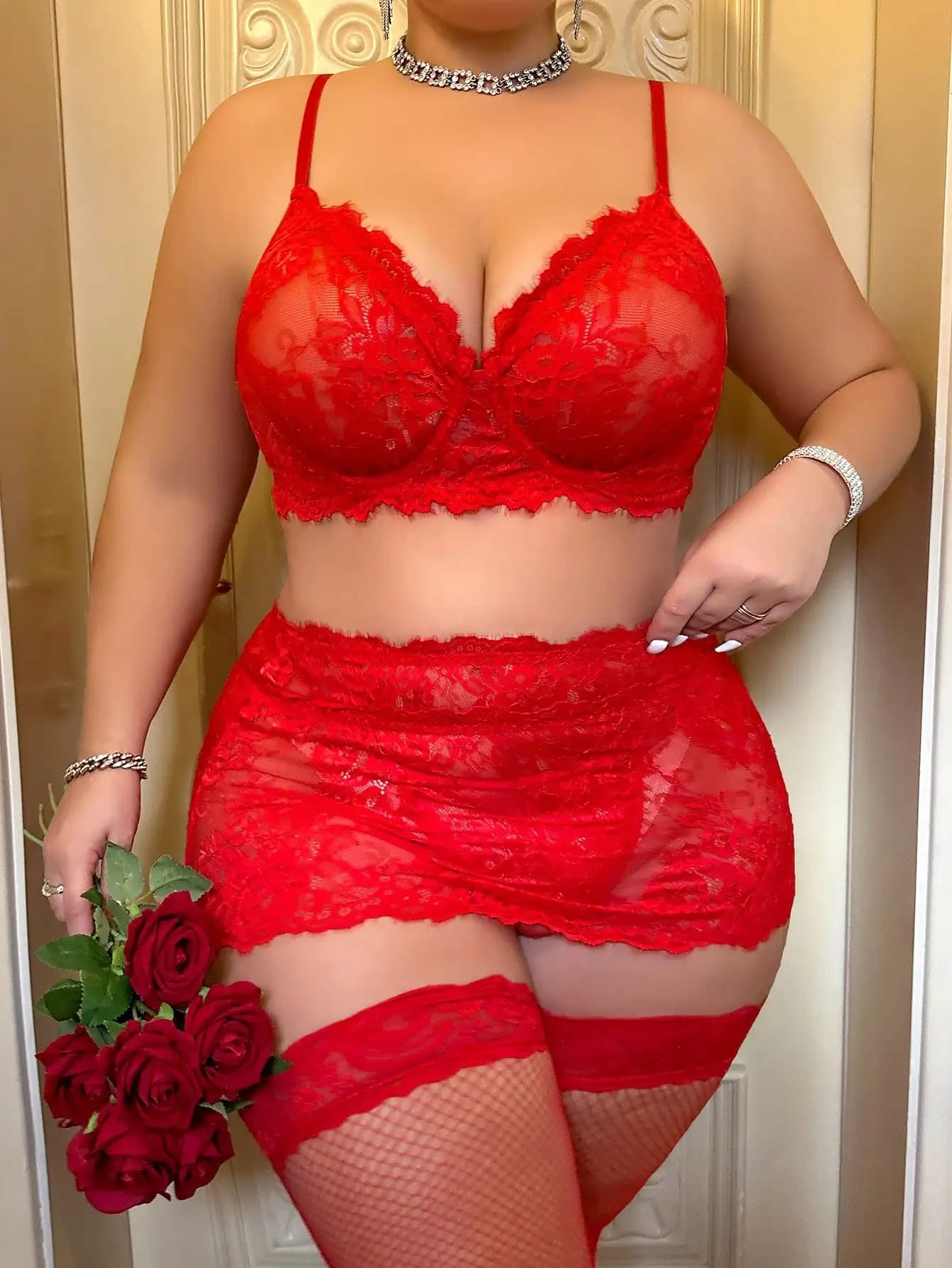 Set Reggiseno e Gonna in Pizzo Rosso Taglie Forti con Calze a Rete Lunghe fino alla Coscia