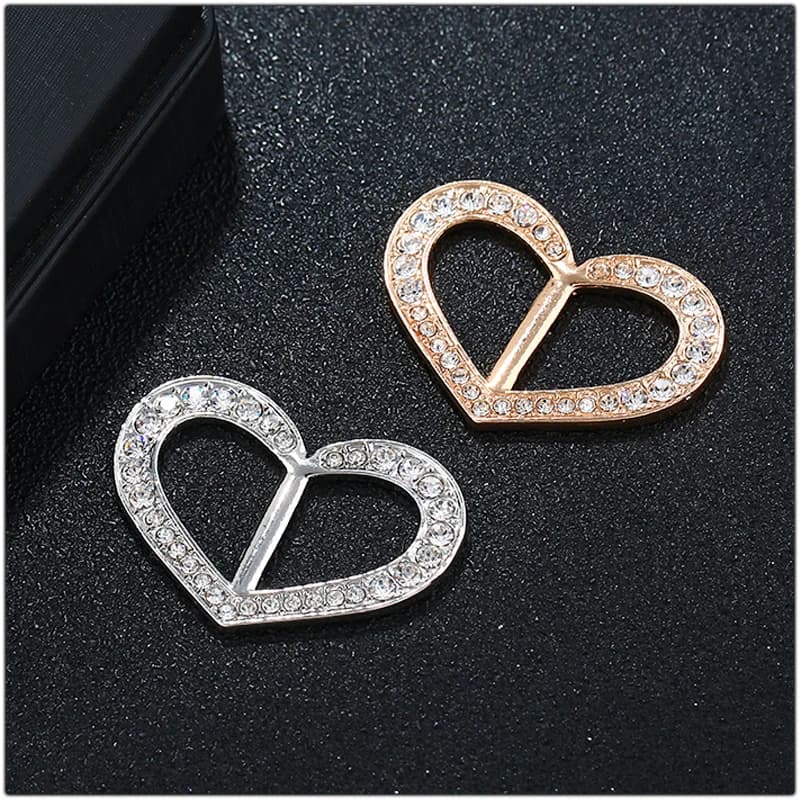 Moda Amore Cuore Sciarpa Fibbia Spilla Ornamenti Carino Indumento Angolo Nodo Clip Spille con strass di cristallo per accessori donna
