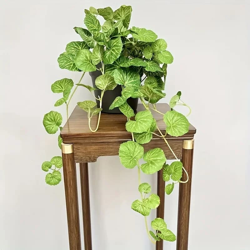 Una pianta rampicante artificiale, con decorazioni realistiche di fogliame sempreverde, adatta per giardini interni ed esterni.