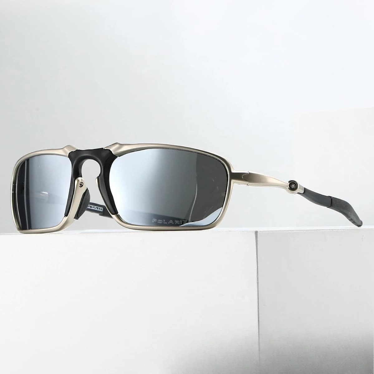 Occhiali da Sole Polarizzati Oakley X-Metal Badman con Montatura in Lega Metallica Argento per Sport all'Aperto, Escursionismo, Ciclismo, Guida, Unisex