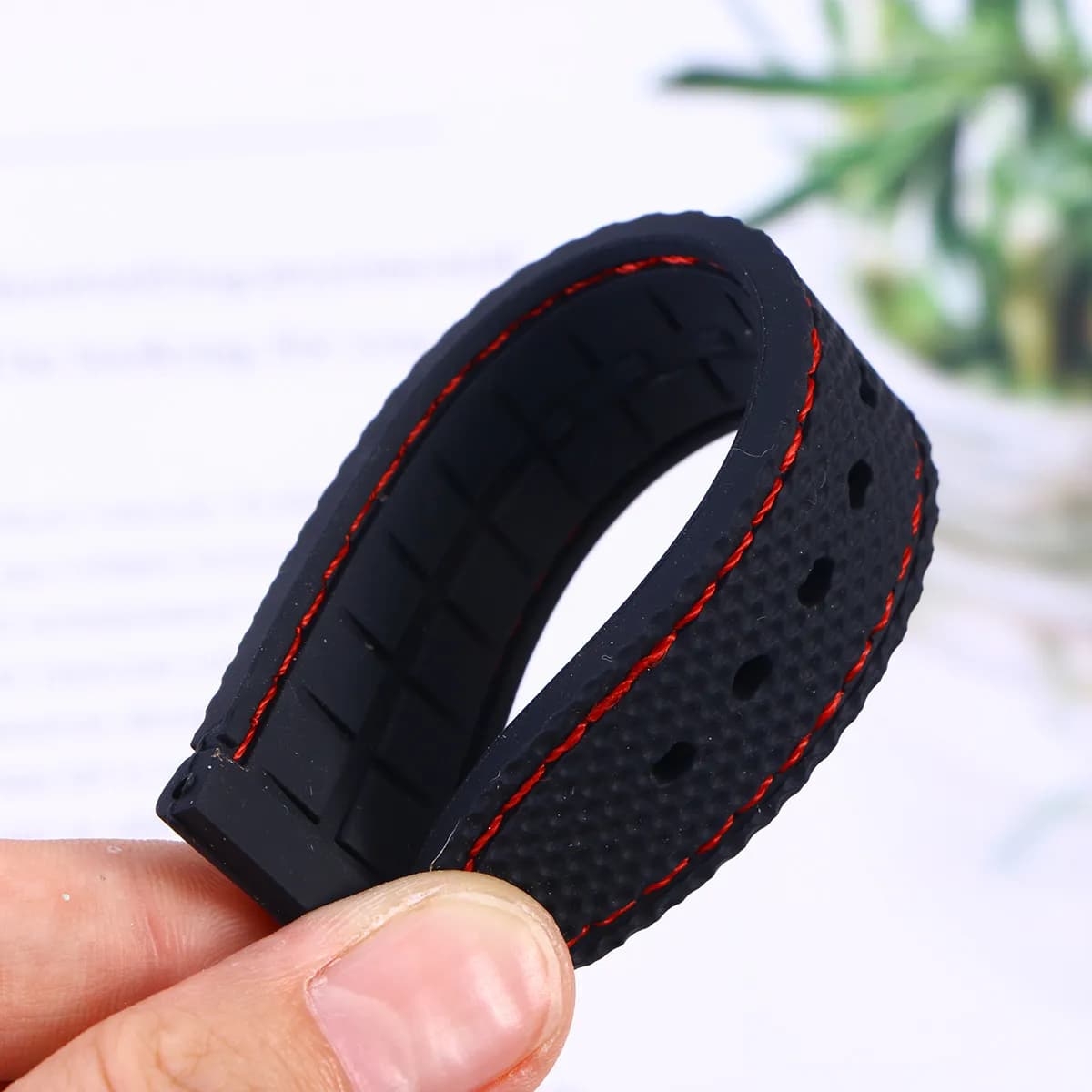 22 mm flexible silicone watch strap, waterproof, sweat resistant, suitable for exercises, swimming, diving, black