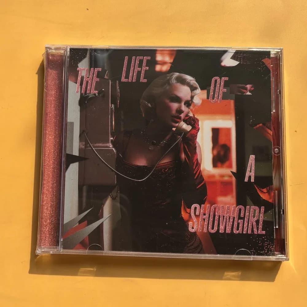 Taylor Swift The Life Of A Showgirl CD Edizione Speciale con Copertina e Tracce Bonus, Nuovo Sigillato, Disponibile per Collezionisti e Fan