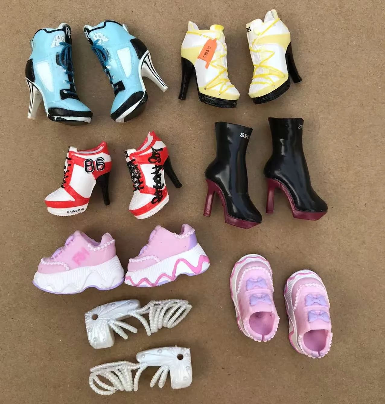 Stivali per bambole arcobaleno Scarpe per bambole con tacco alto Accessori per bambole 1/6 Decori Mani per bambole marrone scuro con unghie polacche