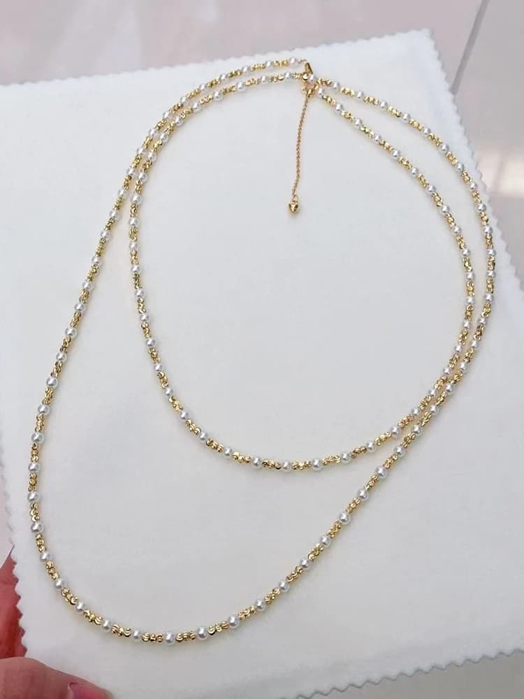 Catena lunga per maglione a doppio anello per l'autunno e l'inverno con perle Akoya d'acqua dolce da 3-4 mm e perline incise al laser riempite in oro 14 carati