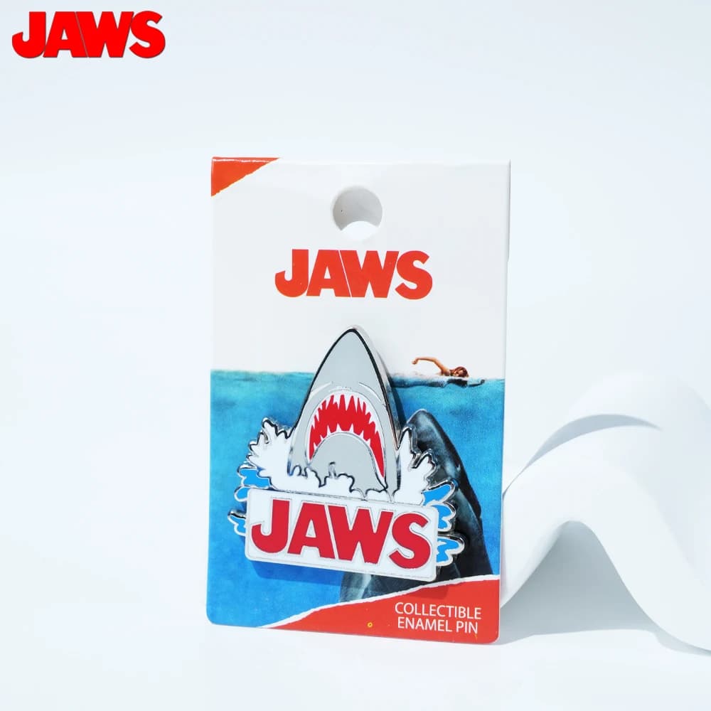 1 Pezzo Spilla in Lega di Zinco Smaltata con Licenza Ufficiale JAWS, Design Squalo, Gioiello Novità, Spilla da Risvolto per Giacca, Collezionabile per Zaino Anime
