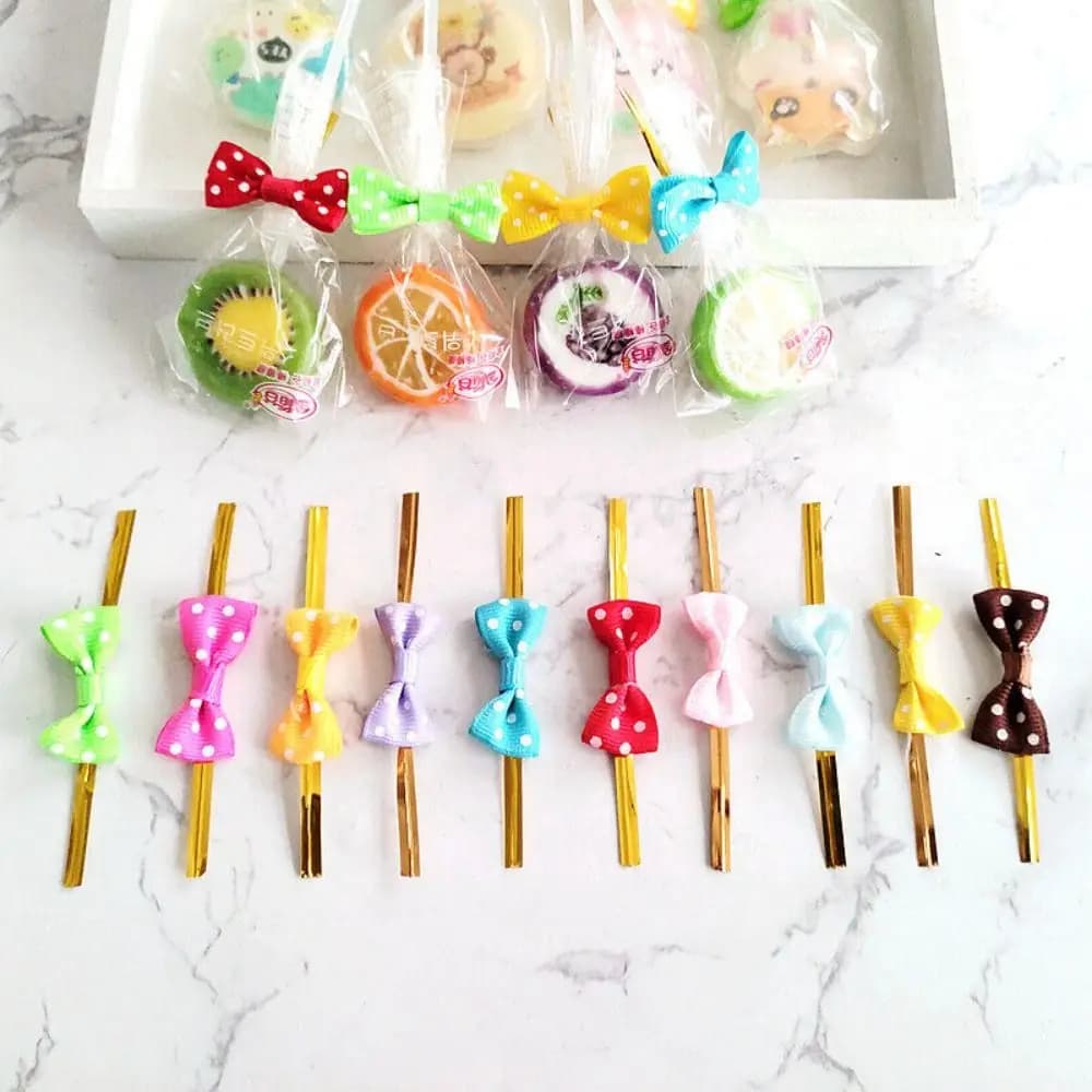 100 Pz Nuovo FAI DA TE Papillon Avvolgimento Filo Oro Bowknot Vincolante Filo Lecca-lecca Caramelle Regalo Sacchetti di Imballaggio di Fissaggio Sigillatura Cravatte Fisse