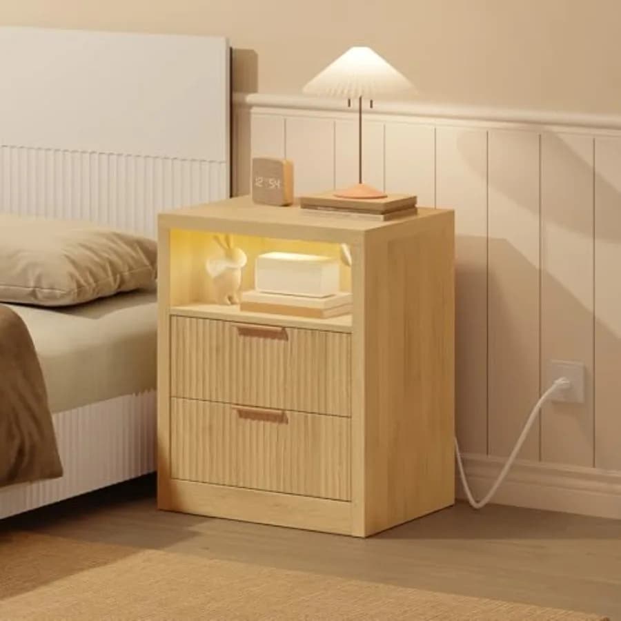 Comodino Scanalato con Stazione di Ricarica e Luce LED, Comodino in Legno con 2 Cassetti, Tavolino Moderno con Armadietto Contenitore per Camera da Letto