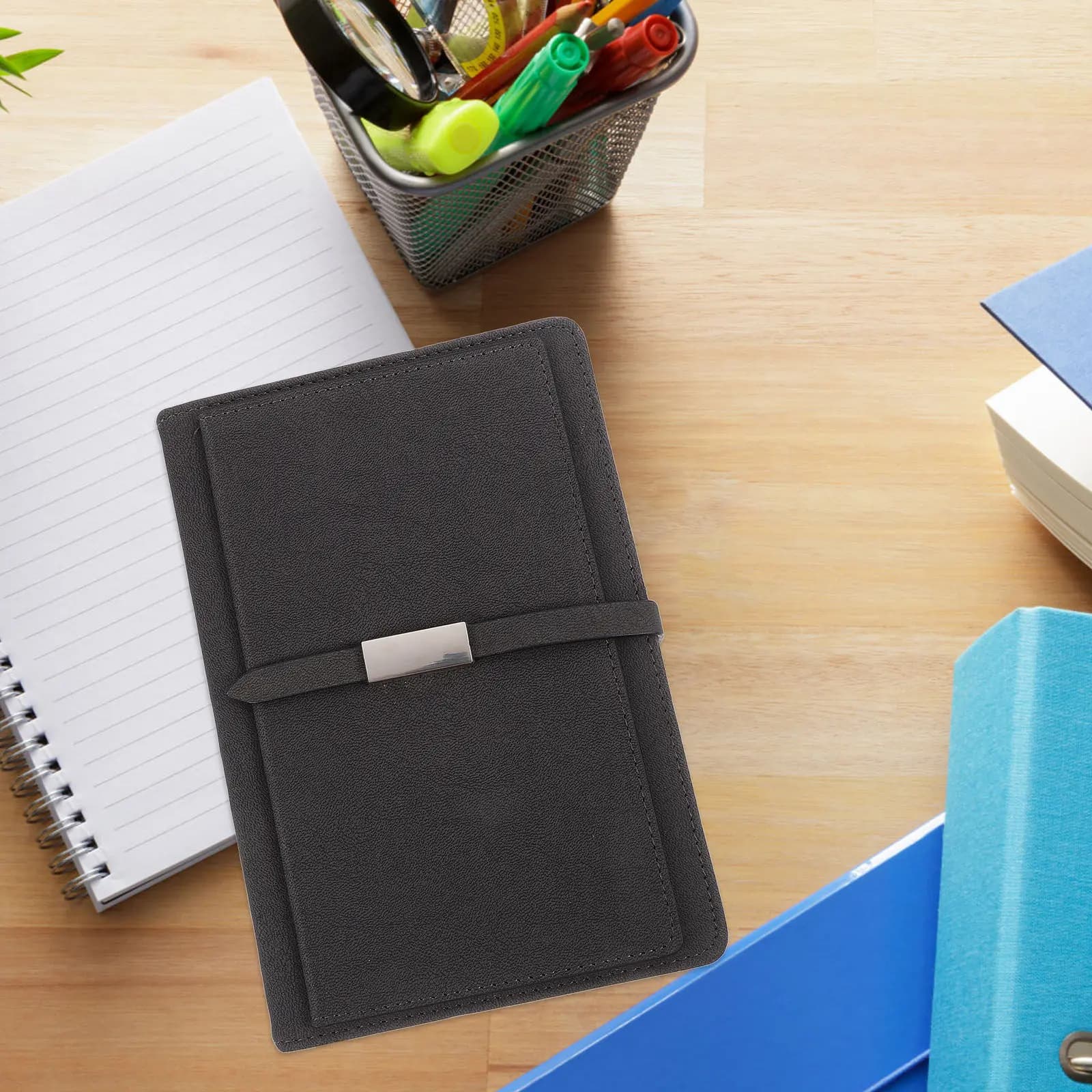 Agenda Annuale A5 2025 con Chiusura Magnetica, Carta Liscia per Scrivere, Diario Personale, Organizer Mensile, Settimanale e Giornaliero