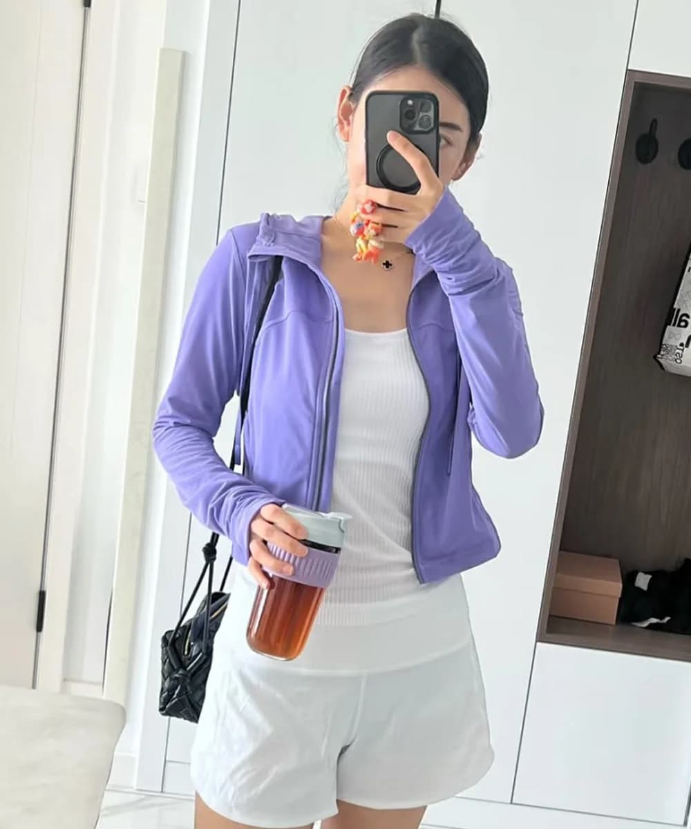 Giacca casual da donna con cappuccio, maniche lunghe, chiusura a zip e tasche, ideale per l'uso quotidiano e gli sport all'aperto.