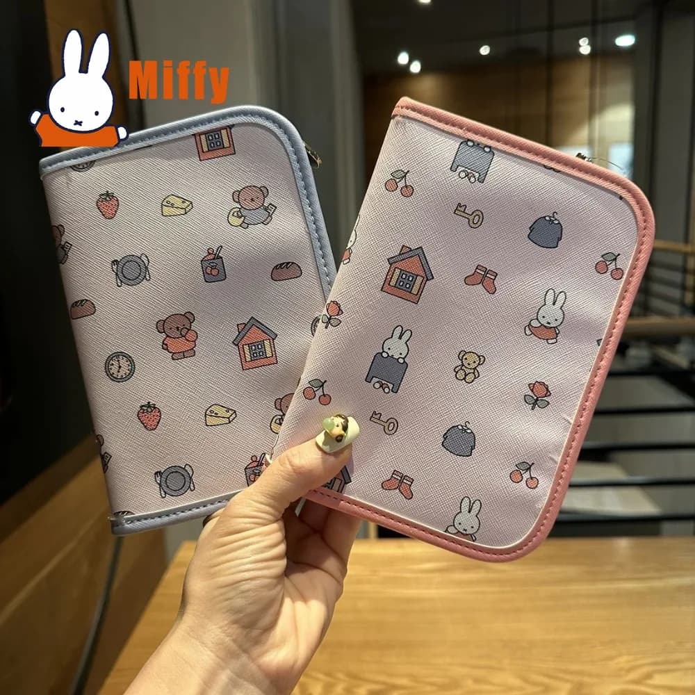 Porta Passaporto da Viaggio Kawaii Miffy, Portafoglio Carino in PU con Cerniera, Organizzatore Multi-Scomparto per Carte, Finestra Trasparente per Documenti, Regalo per Ragazze