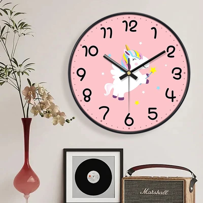 Orologio da parete con unicorno dei cartoni animati, design rosa carino, senza ticchettio, orologio al quarzo rotondo facile da leggere per la decorazione della camera da letto, della scuola materna e della classe