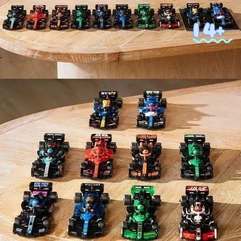 Disney In Stock 77242-77251 Edizione da Collezione, Confezione da 10 Blocchi da Costruzione a Tema Corse, Giocattolo da Collezione Regalo per Appassionati