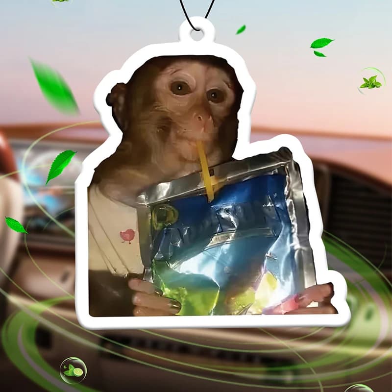 Deodorante per Auto con Scimmia che Beve Acqua, Emoji, Profumo Hilton (Aroma di Hotel) | Ciondolo per specchietto retrovisore e clip per bocchetta dell'aria a doppio uso | Pastiglie per Aromaterapia in Materiale Naturale | Fragranza a Lunga Durata per 90 Giorni | Non Alcolico | Non temo il sole | Appositamente Progettato per Deodorare Auto, Armadi e Bagni. | Motivi di Cartoni Animati | Unisex | Fragranza di Lusso | Come un hotel a cinque stelle