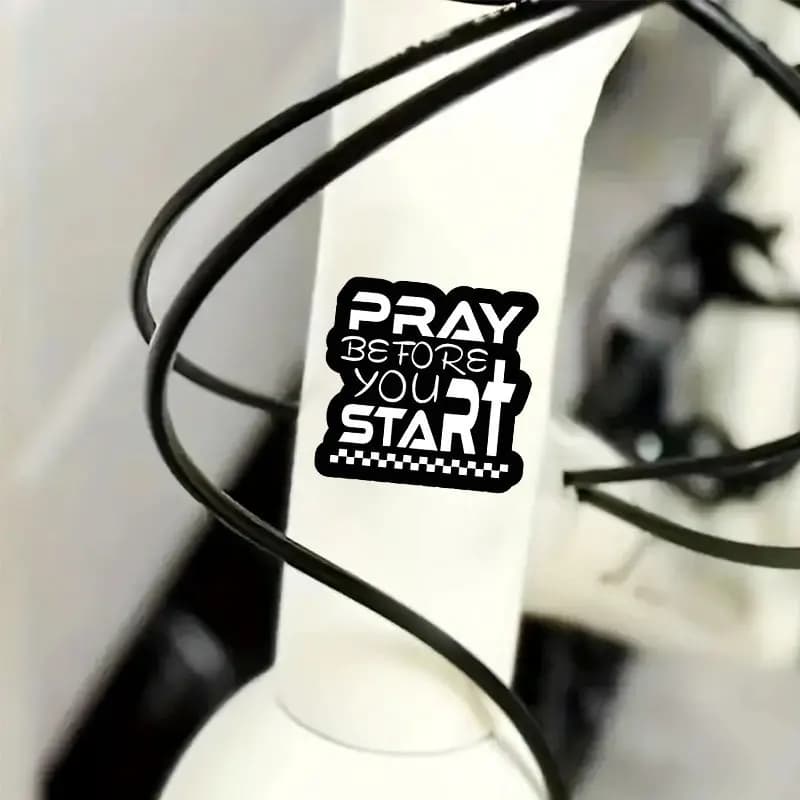 1 adesivo in vinile impermeabile con scritta "Pray Before You Start", decorazione in stile JDM a quadretti neri e rossi per auto, moto e casco.