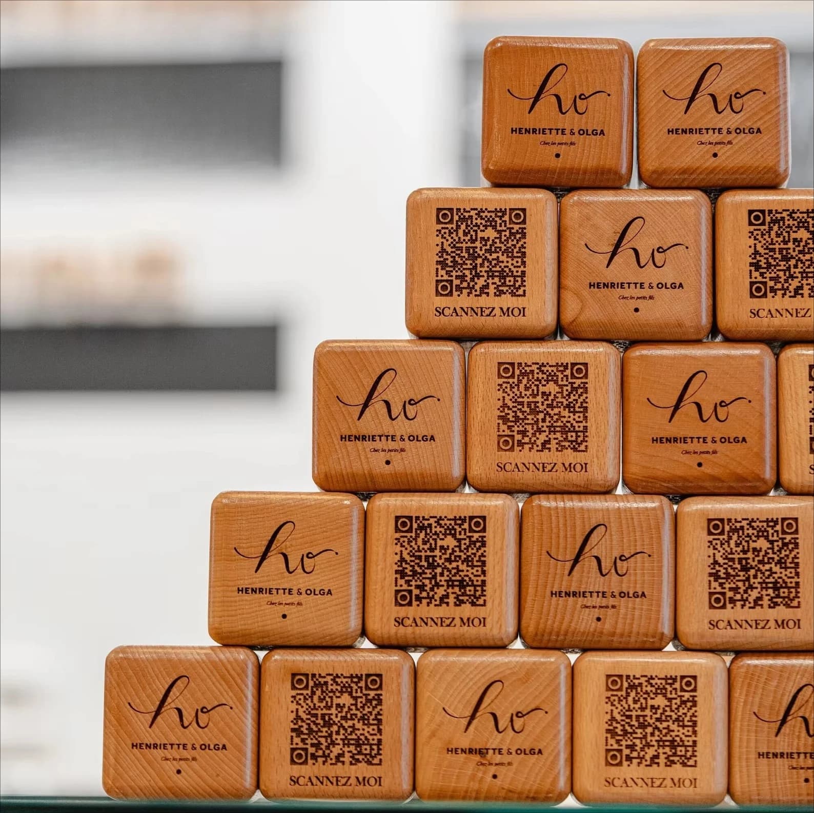 Cubo in legno personalizzato con lettere pubblicitarie, codice QR personalizzato per pagamenti, segnaletica Wi-Fi, logo aziendale, menu digitale.