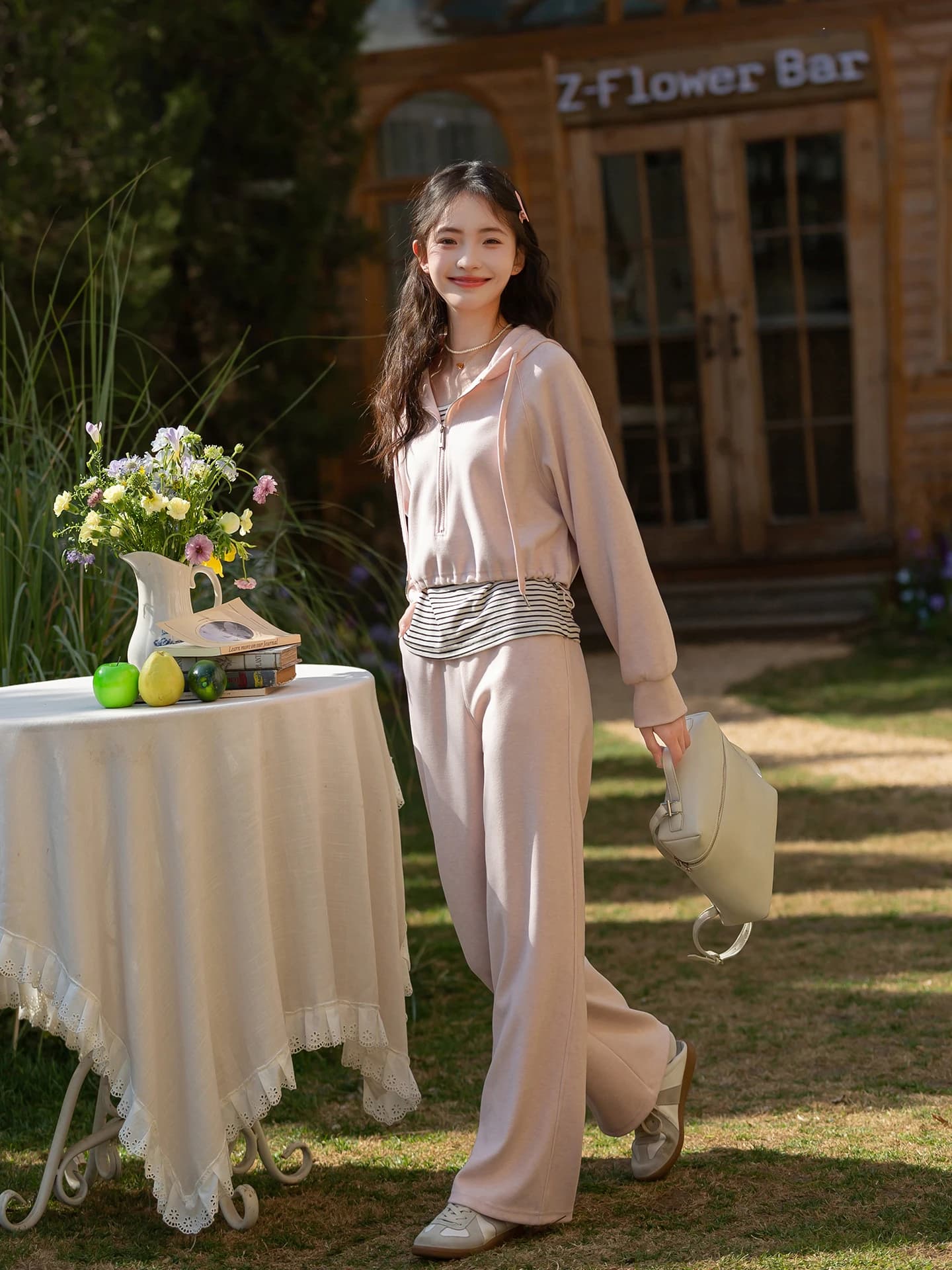 Set Rosa Stile College da Donna 2026: Felpa con Cappuccio e Zip, T-shirt a Righe, Pantaloni a Gamba Larga - Completo Tre Pezzi alla Moda