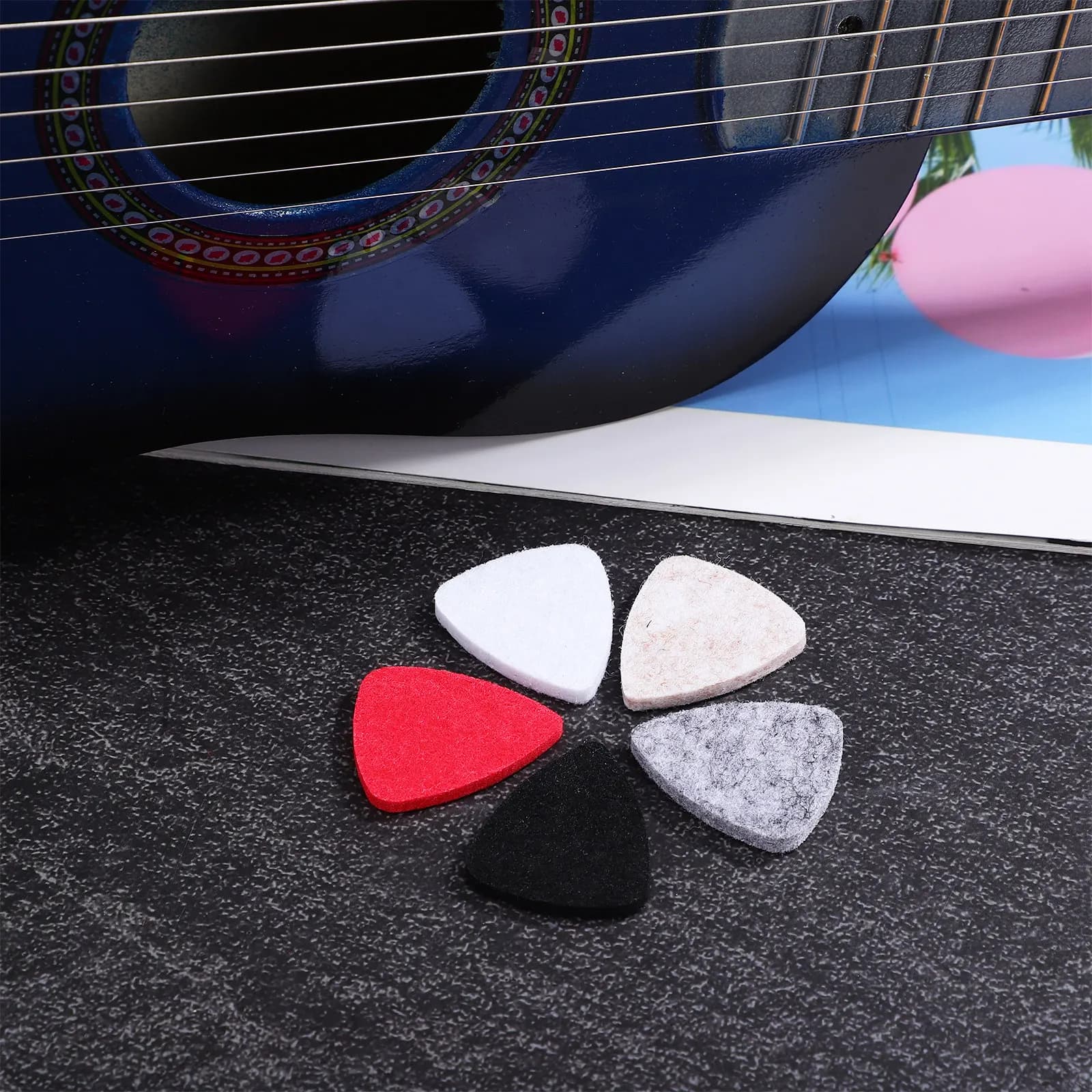 Set di 15 Plettri Colorati in Feltro per Chitarra, Ukulele e Basso, Morbidi e Sottili, Accessori Portatili per Pratica e Fai-da-Te