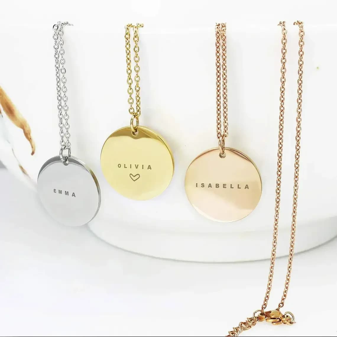 Nomi incisi personalizzati Data Collana con ciondolo rotondo in acciaio inossidabile Personalizzazione inclusa Testo gratuito con catena regalo per gli amanti