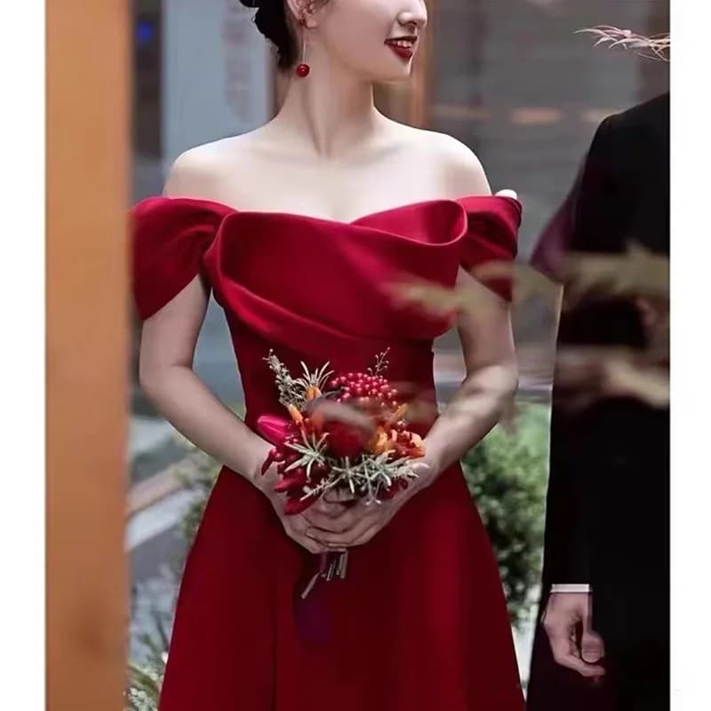 Elegante Abito da Sposa in Raso, Vestito da Sera Lungo Rosso, Abito da Sposa a Vita Alta Stile Principessa, Perfetto per Hotel e Interni