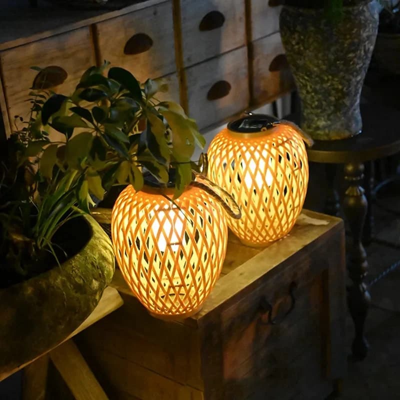 Lanterna Solare da Esterno in Imitazione Rattan, Decorazione per Cortile, Balcone e Giardino, Luci a Candela, Lampadario Atmosferico in Bambù
