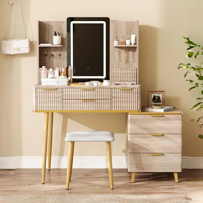 Vanity Desk a 7 cassetti con specchio LED e dettagli intagliati, tavolo da trucco scanalato con gambe in metallo e sgabello in PU, elegante spogliatoio