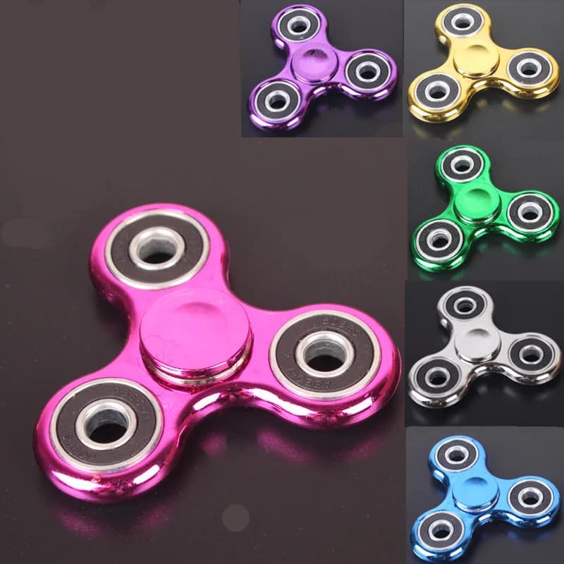 Antistress Fidget Spinner Giocattoli Lega di punta delle dita Giroscopio Spinner Allevia lo stress Creatività Tri-Spinner a mano per ridurre i bambini adulti Decompressione Sollievo per bambini Regali divertenti