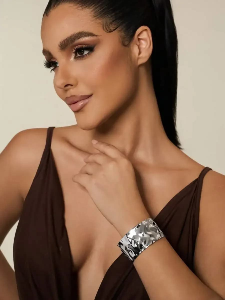 Bracciale da Donna con Design Ondulato in Metallo Liquido, Accessorio di Moda